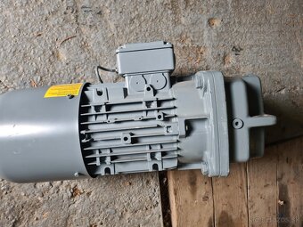 Predám prevodovaný el.motor 2,2kW 78ot/min. - 2