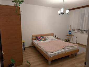 Voľná izba v 3-izbovom byte s dievčatami - 2