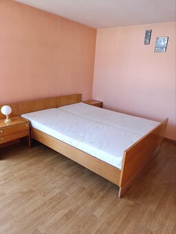 Ponúkam za odvoz staršiu manželskú posteľ - 2