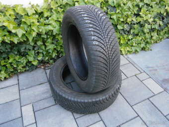 Predám 2x celoročné pneu Goodyear 215/60 R17 96HXL - 2