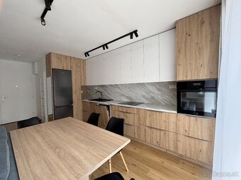 PRENÁJOM, 3 IZBOVÝ BYT S PARKOVACÍM STÁTIM, SVIT - 2