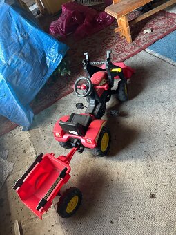 Slapaci traktorik s vlečkou. - 2