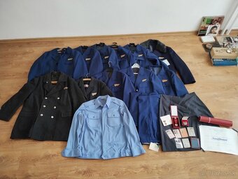 RETRO uniformy ČSAD s visačkami a odznakmi-nález z pody - 2