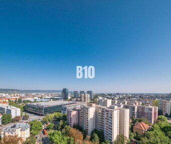 2-izbový byt s veľkou terasou v centre mesta s dychberúcim v - 2