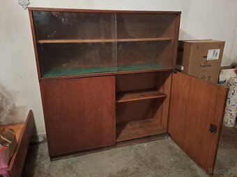 Ponúkam retro skrinku a stolík - 2