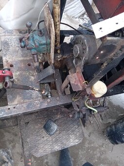 Zadna naprava so.smerovymy brzdami - 2