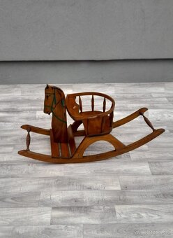 Koník hojdací – drevený. - 2