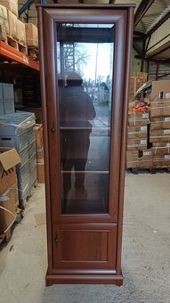 Drevená skrina s poličkami - 2