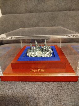 zlato striebro minca Harry Potter rokfort hrad 3D 2025 - 2