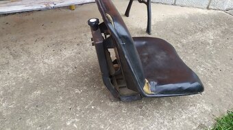 Predám na traktor odpružene sedadlo. - 2