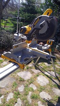 pokosová píla DEWALT DW718 - QS a stôl DE7023 - 2