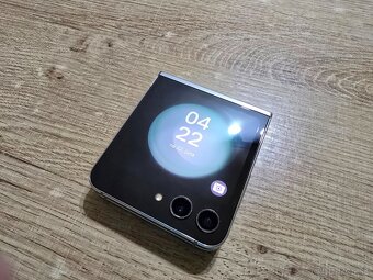 Samsung flip 5 512gb v super stave ma len jemne skrabanceky - 2