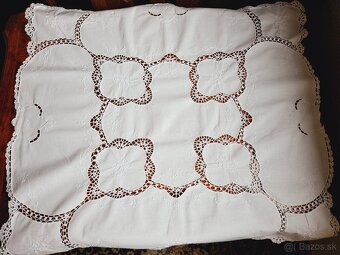 Krásny biely obrus zdobený háčkovanými vsadmi a jemnou bielo - 2