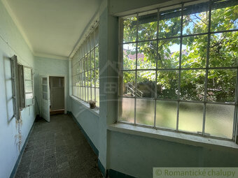 Priestranný pozemok so starším rodinným domom v obci Tvrd - 2