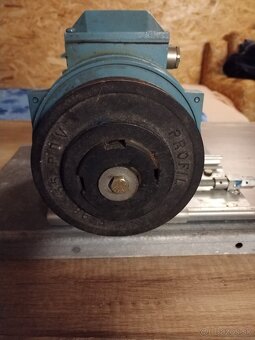 Elektromotor 1,5kw 380V 1420ot.s remenicovu. - 2