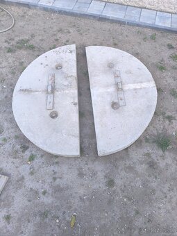 Darujem za odvoz poklop na studňu z betónu - 2