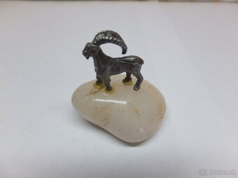 Stará vzácná miniatura, kovový kozoroh na leštěném kameni. - 2