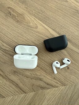 Apple AirPods (3. generácie) s Lightning s nabíjacím puzdrom - 2
