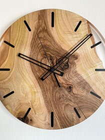Nastenne hodiny z orechoveho dreva a epoxidu - 2