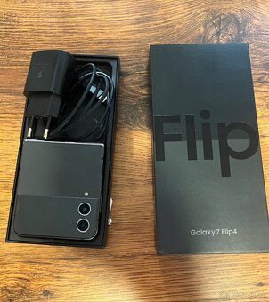 Samsung ZFlip 4 - 2