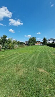 Rovinatý stavebný pozemok v obci  Dvorany nad Ni - 2