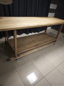 Dubový stol na kolieskach - 2