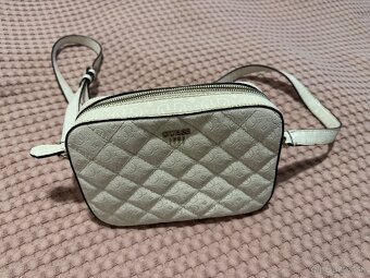 Guess biela leskla kabelka - 2