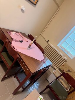 Starý nábytok - rozťahovací jedálenský stôl so stoličkami - 2