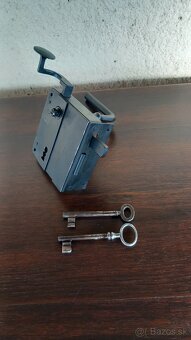 Starožitný masívny zámok - 2