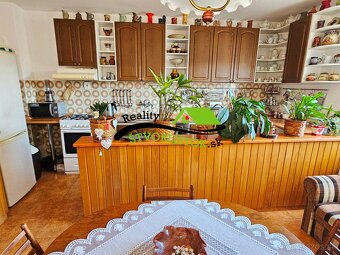 Na predaj: Priestranný rodinný dom v obci Jablonica, okres S - 2