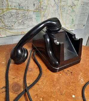 Starožitný bakelitový telefon TESLA z roku 1949 - 2