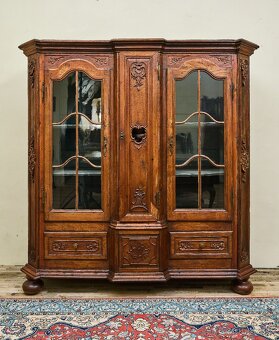 Vyrezávaná lutyšská dubová knižnica z 19. storočia - 2