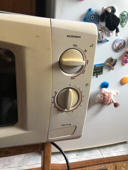 Predám jednoduchu funkčnú Mikrovlnku Zanussi za 20e - 2