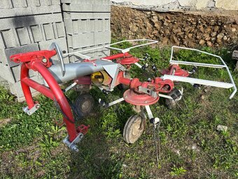 Rozhrabovač na seno KUHN GF440M - 2