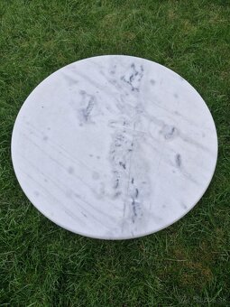 Okrúhly stolík z mramoru a liatiny - 2