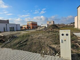 POZEMOK 625m2v obci HUBICE s projektom a stavebným povolením - 2