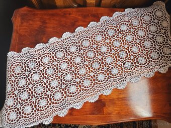 Krásna biela štóla s kolieskovým vzorom 40x110 - 2