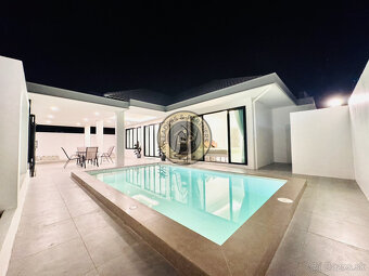 Moderná 5 izbová vila s bazénom v Thajsku-Pattaya - 2