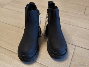 Predám úplne nové dievčenské čižmy, v. 30 - 2
