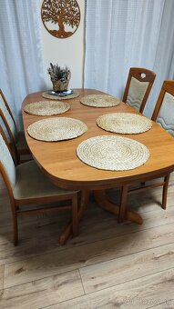 Stôl a stoličky - 2