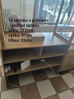 Skrine a vitríny zo zrušenej predajne – všetko len za 500 € - 2