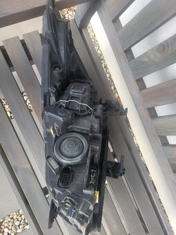 Prasknuty svetlomet na Ford Kuga - 2