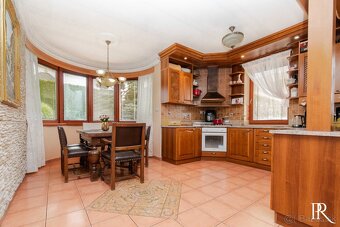 JEDINEČNÝ 5 IZBOVÝ RODINNÝ DOM S BAZÉNOM A KRÁSNOU ZÁHRADOU - 2