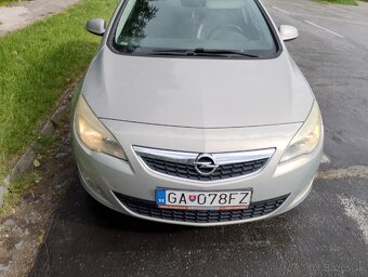 Opel Astra 1.4 benzín 2010 - 2