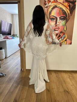 Predám svadobné šaty s čipkovaným plášťom – ako nové - 2