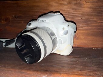 Canon EOS 200D biely + 18–55 IS – nabíjačka, slabšia batéri - 2