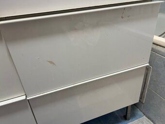 Skrinka s umyvadlom a bateriami - 2