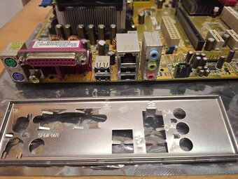 MB ASUS M2N (AM2) + AMD 64 X2 5400+ + 4GB DDR2 - 2