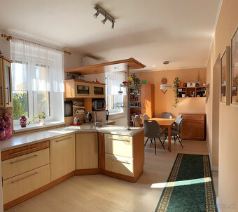 Priestranný 5-izbový rodinný dom s dvoma garážami a záhradou - 2