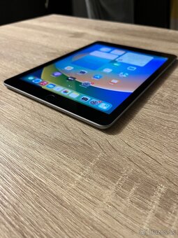 9.7” tablet iPad 5.generacia 32GB Space Gray TOP stav - 2